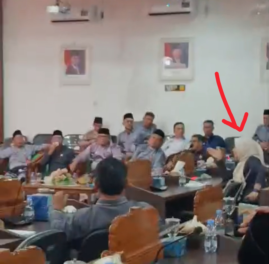 Tanda Panah "Dedi Guswita" Saat memberikan Interupsi 